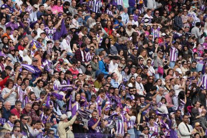 Aficionados en las gradas de Zorrilla. / LOSTAU