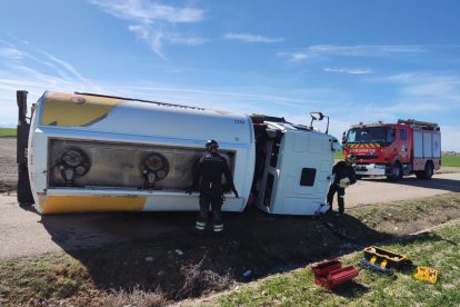 Camión volcado en la VA-210, entre Cogeces y Langayo. -TWITTER BOMBEROS VALLADOLID