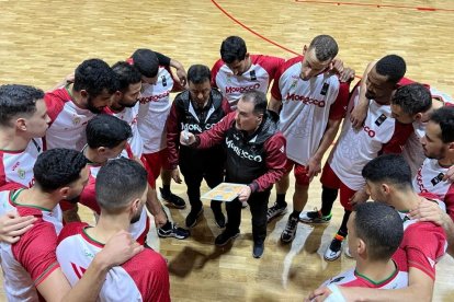 Aranzana da instrucciones a sus jugadores de la selección de Marruecos. / EL MUNDO