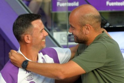 Ramírez saluda a Speranza, ayudante de Pezzolano, sancionado en el partido de Zorrilla.