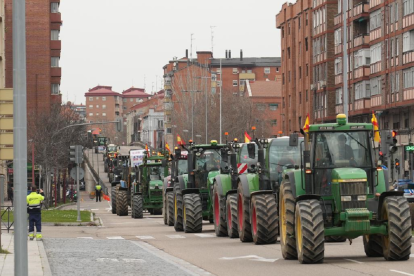 La tractorada convocada por la Comunidad de Regantes Canal Macías Picavea llega a Valladolid. -J.M. LOSTAU