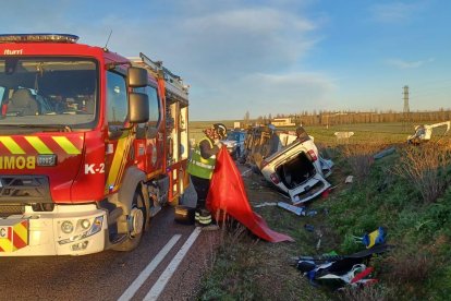 Estado en el que quedó el vehículo tras el accidente en Valladolid.-BOMBEROS DIPUTACIÓN