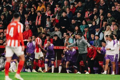 Pezzolano controla a su banquillo en los últimos minutos de El Molinón.REAL VALLADOLID