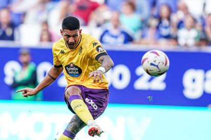 Marcos André ejecuta el soberbio disparo lejano que supuso la victoria 0-1 en Oviedo. REAL VALLADOLID