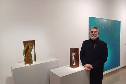 Miguel Isla junto a dos obras de su serie 'Arquitecturas para el agua'. | E. M.