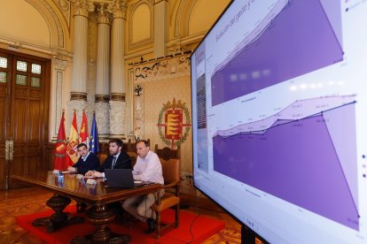 Presentación de 'Las cuentas claras' en el Ayuntamiento.-E. M.