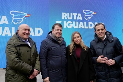 El alcalde de Valladolid, Jesús Julio Carnero; el presidente del PPCyL, Alfonso Fernández Mañueco; la vicesecretaria de Movilización y Reto Digital, Noelia Núñez, y el presidente del PP Valladolid, Conrado Iscar, participan en la Ruta por la Igualdad del Partido Popular que se celebra en Valladolid. Rubén Cacho / ICAL .