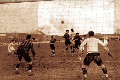 Primera escena que se conserva del Real Valladolid en juego, en una visita a Baracaldo en su temporada de fundación. El blanquivioleta San Miguel remata de cabeza.