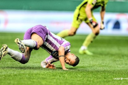 Marcos André personifica la metafórica caída del Real Valladolid en Ferrol. LALIGA