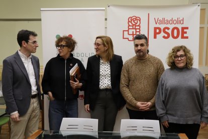 Los concejales Pedro Herrero, Rafi Romero, Rocío Anguita, Jonathan Racionero y Charo Chávez, ayer, tras presentar los puntos de la moción que plantearán en el próximo pleno. / EM