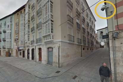 La cámara en la esquina en la que sucedió la agresión. GOOGLE