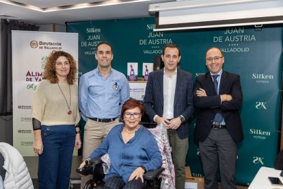 El presidente de la Diputación Conrado Iscar junto,a Mario Arranz presidente del Recoletas Atlético Valladolid, Francisco de Frutos , presidente de Hoteles Valladolid y Auri Bernardo de la Asociación Esclerosis Múltiple Valladolid. / EL MUNDO