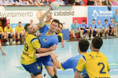 Alejandro Pisonero  en el partido ante Bidasoa en Huerta del Rey. / J. M. LOSTAU