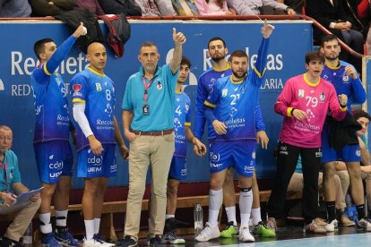 El portero juvenil Enrique Llorente, en el banquillo del Recoletas. / LOSTAU