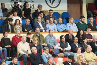 Imagen del palco  en el partido ante Bidasoa en Huerta del Rey. / J. M. LOSTAU