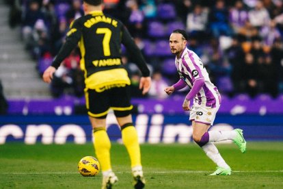 Iván Sánchez busca un pase ante el Zaragoza.REAL VALLADOLID