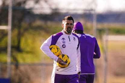 Pezzolano observa un entrenamiento en los Anexos con dos balones bajo el brazo.REAL VALLADOLID