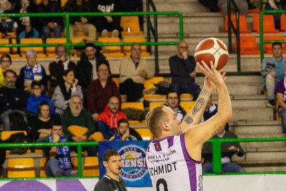 Devin Schmidt tira a canasta.