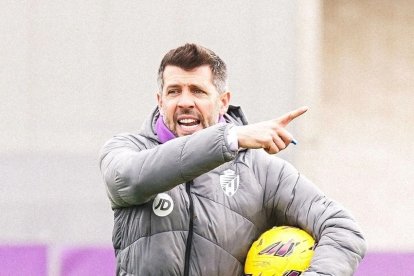 Pezzolano da órdenes durante un entrenamiento del cuadro blanquivioleta. REAL VALLADOLID