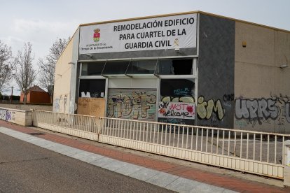 Edificio en el que se construirá el cuartel de Arroyo. J.M. LOSTAU