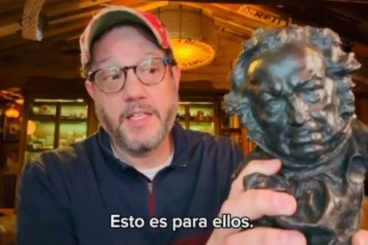 Bayona cumple su promesa y entrega a Michael Giacchino el Goya a la Mejor Banda Sonora. -E.M.