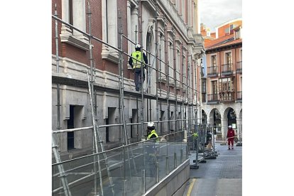 Obras en la Casa Consistorial de Valladolid desde la calle Manzana - E.M.