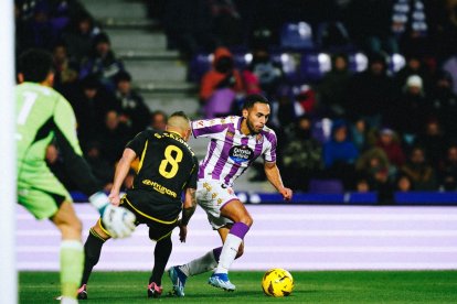 Anuar conduce el balón ante el Oviedo.