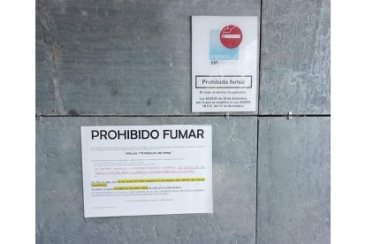 Carteles que han instalado en un hospital de Valladolid para revenir que la gente fume en el espacio - POLICÍA MUNICIPAL