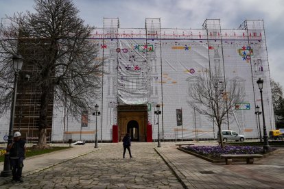 Un trampantojo cubre las obras en el Palacio de Santa Cruz de Valladolid