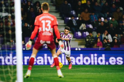 Raúl Moro encara hacia portería en un choque anterior en Zorrilla. / RV. / I. SOLA