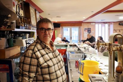 Félix Antonio Labajo en el Bar Alegría, punto reconvertido en cajero. / PHOTOGENIC