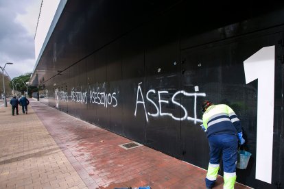 Limpieza de las pintadas de "asesinos" con las que apareció este lunes el estadio del Burgos.- TOMÁS ALONSO