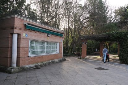 Bar desierto de La Pérgola en el Campo Grande de Valladolid