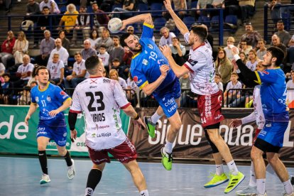 Acción del encuentro entre el Balonmano Logroño y el Recoletas Atlético Valladolid