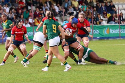 El equipo nacional femenino de rugby XV se enfrenta a Sudáfrica en partido preparatorio para el próximo Campeonato de Europa.