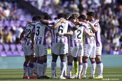 Los jugadores del Real Valladolid celebran uno de los goles ante el Éibar.