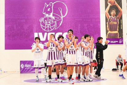 Los jugadores del  Caja Rural Real Valladolid Baloncesto de Primera Nacional celebran el ascenso matemático a la Liga EBA.