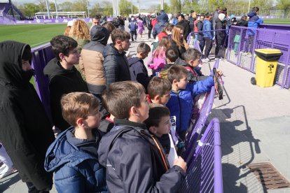 Entrenamiento del Real Valladolid con visita de niños.