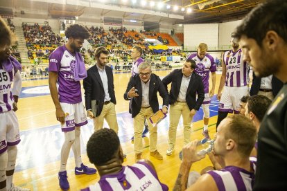 Paco García da instrucciones en un tiempo muerto