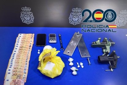 Detenido en Valladolid, tras varios meses de seguimiento, con más de un kilo de 'coca' valorada en 63.000 euros.E.M.

Detenido en Valladolid, tras varios meses de seguimiento, con más de un kilo de 'coca' valorada en 63.000 euros. E.M.