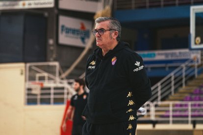 Paco garcía observa un entrenamiento.