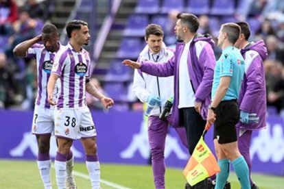 Pezzolano da órdenes a Salazar en el partido fente al Levante, con Sylla atrás llevándose la mano a la cabeza.