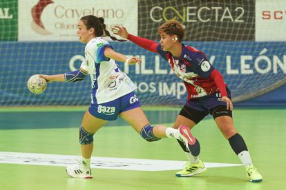 Jimena Laguna lleva el balón en un partido.