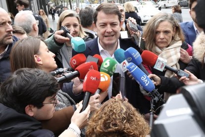 El presidente del Partido Popular, Alberto Núñez Feijóo, preside la reunión de la Junta Directiva Nacional de la formación, a la que asiste el presidente del PP de Castilla y León, Alfonso Fernández Mañueco.