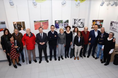 Foto de familia en la apertura de la exposición