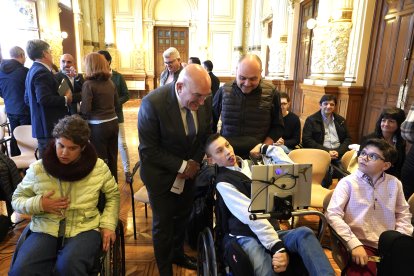 El alcalde de Valladolid, Jesús Julio Carnero, recibe a los artistas que participan por la tarde en la Gala SuperArte de la Fundación SIFU.