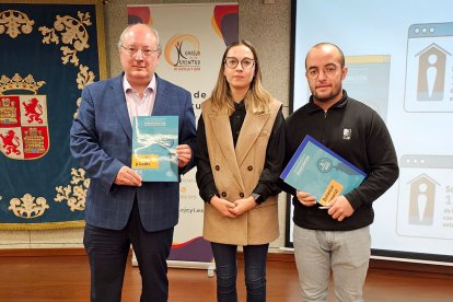 Enrique Cabero, presidente del CES, Juan Antonio Báez, vicepresidente del Consejo de la Juventud de España y Sandra Ámez, presidenta del Consejo de la Juventud CyL. CES