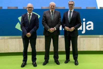 El CEO de Unicaja Isidro Rubiales, el ex presidente no ejecutivo Manuel Azuaga, y su sucesor José Sevilla en la Junta General de Accionistas