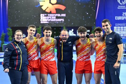 Gimnastas vallisoletanos junto a Teresa Ginés tras lograr el oro europeo