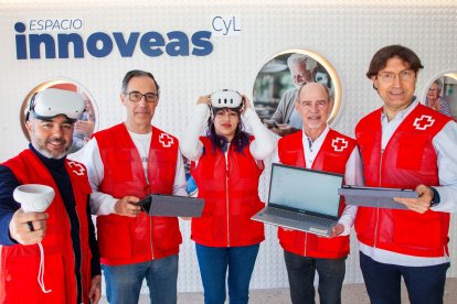 Julián Ruiz, Pablo Marcos, Rosario Laurente, Fidel Juan y José María Camarero, voluntarios del espacio de innovación 'Innoveas' de Cruz Roja